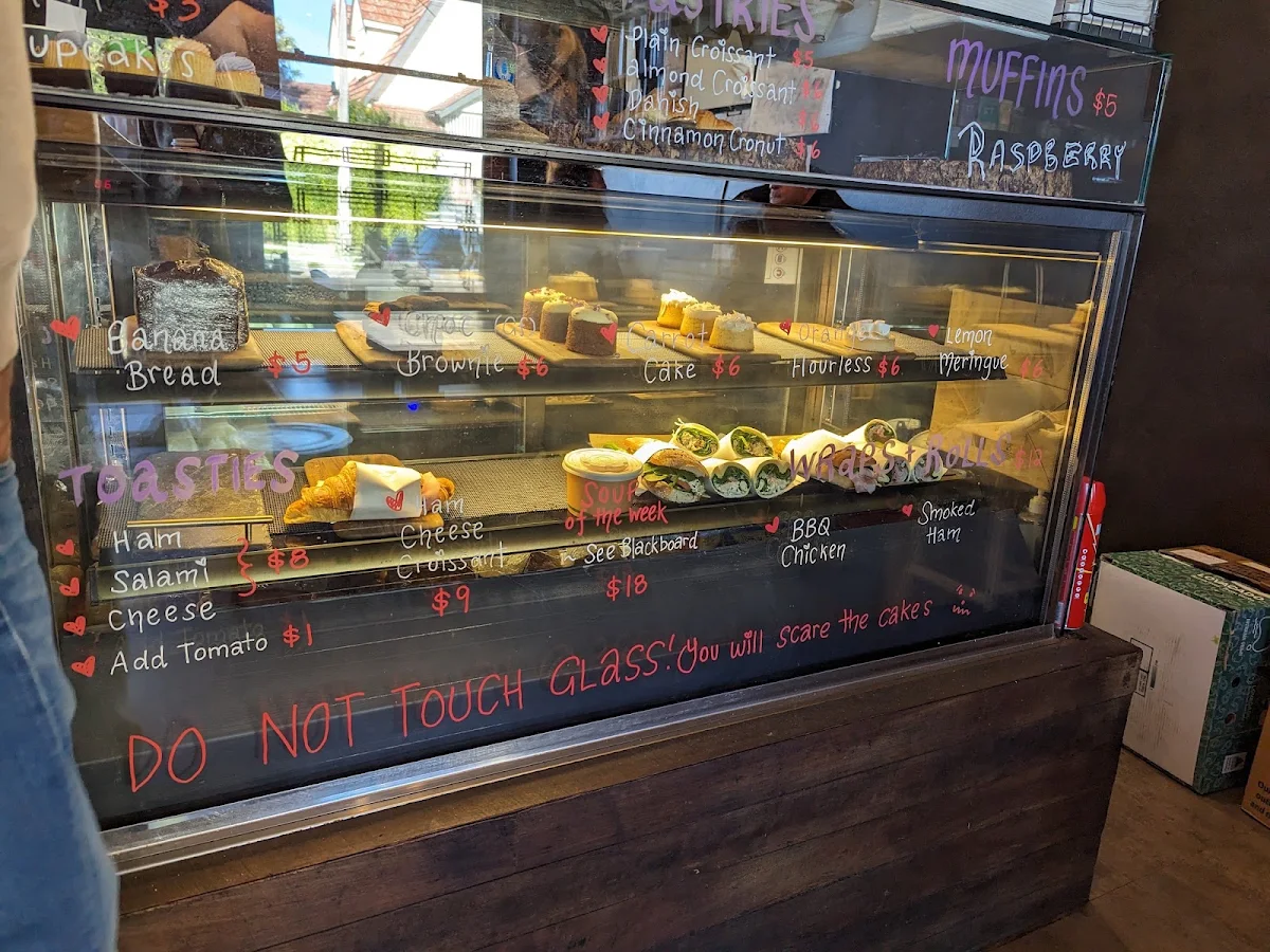 Vibe, Hungry Grasshopper Café
