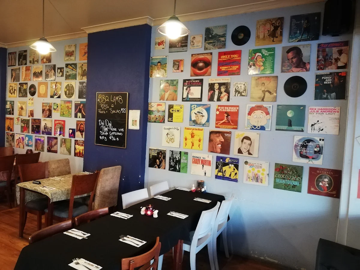 Vibe, Serafinos Blue Lounge Pizzeria