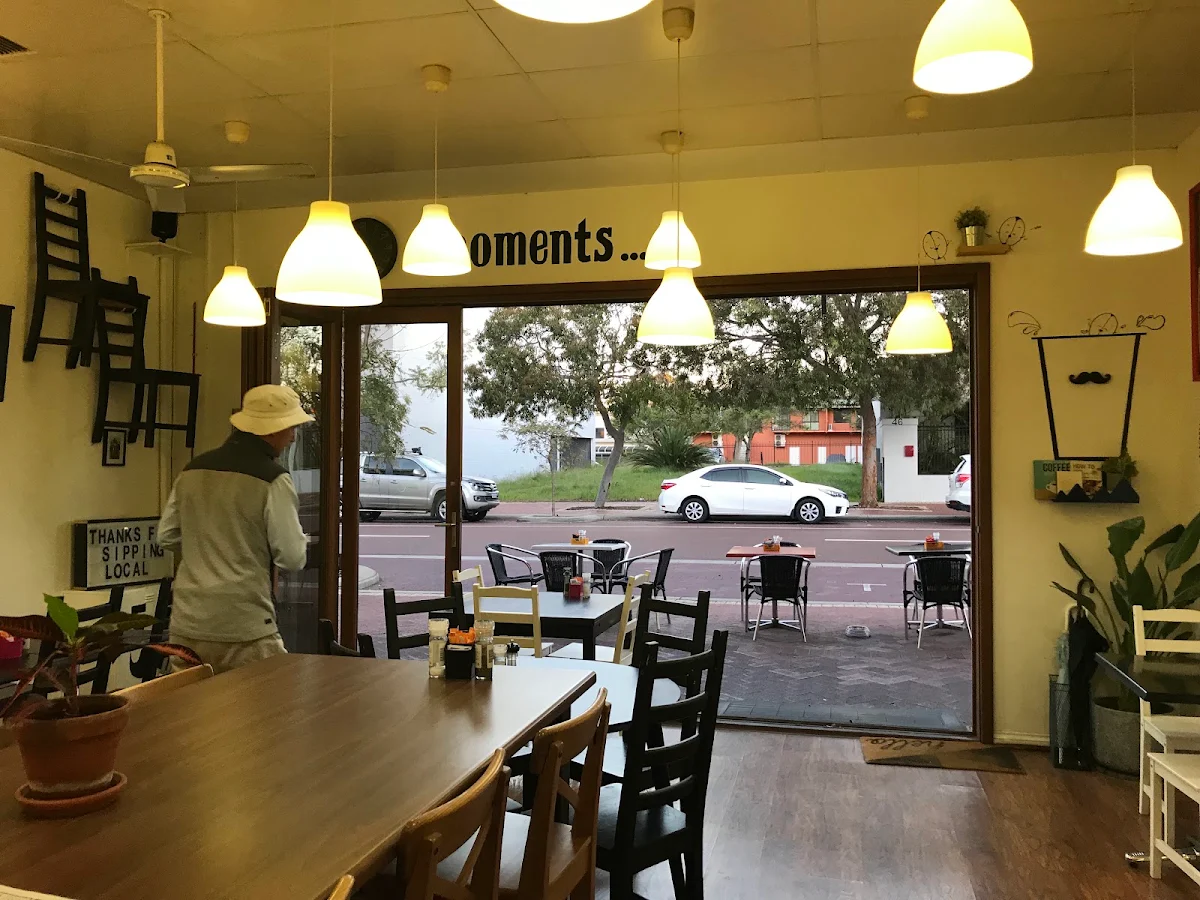 Vibe, Moments Cafe
