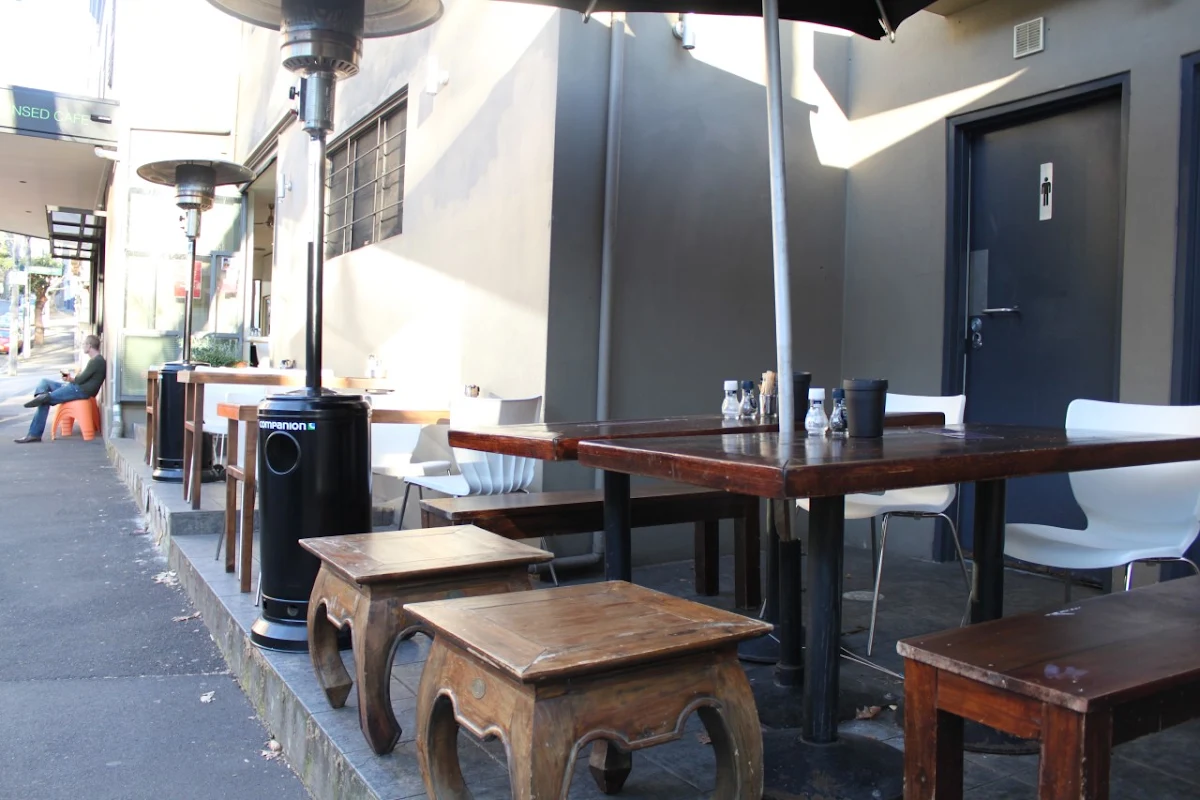 Vibe, Lion Corner Cafe