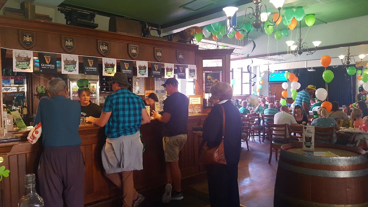 Vibe, Molly Malones Irish Pub