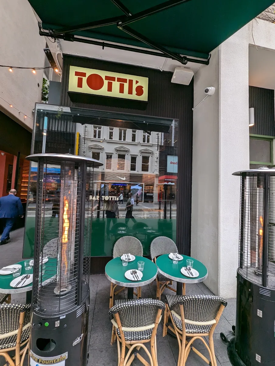 Vibe, Bar Totti's