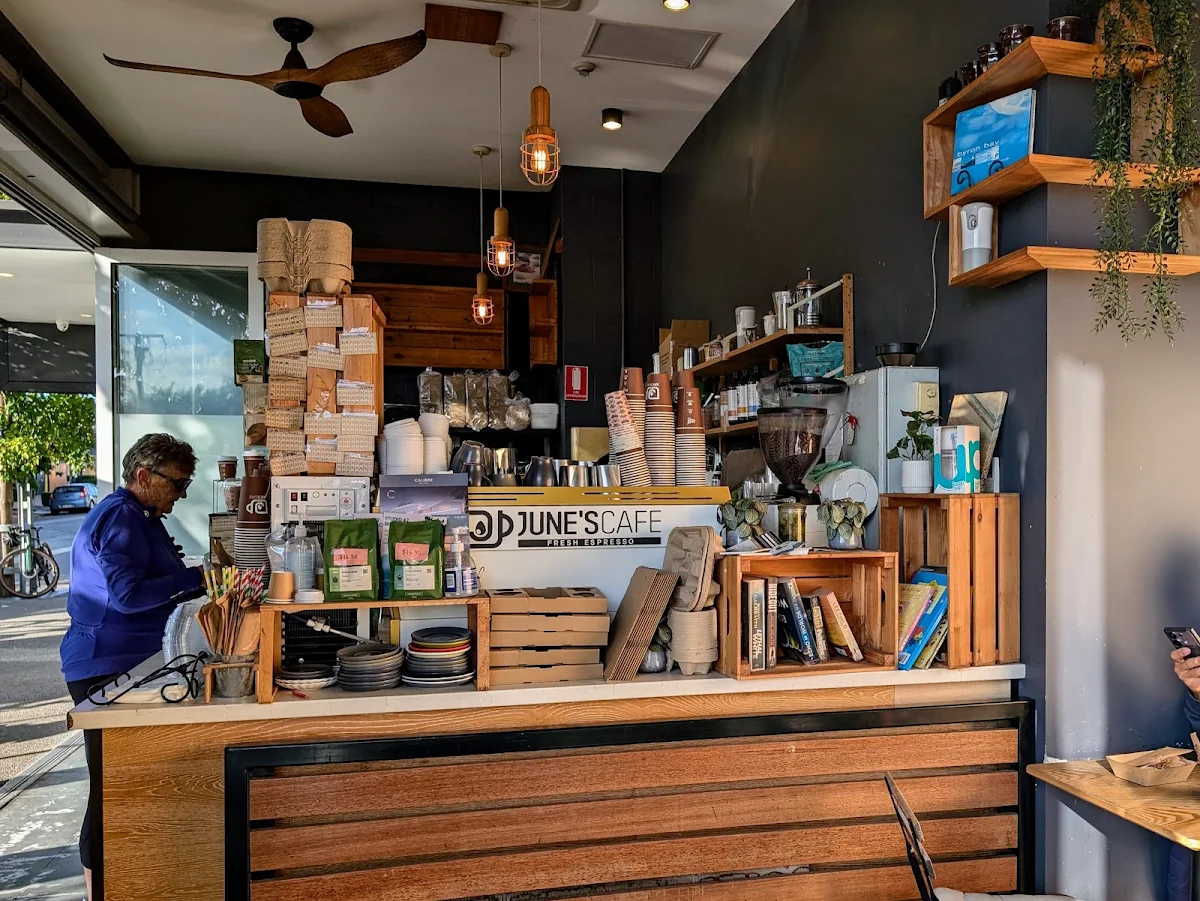 Vibe, June's Cafe