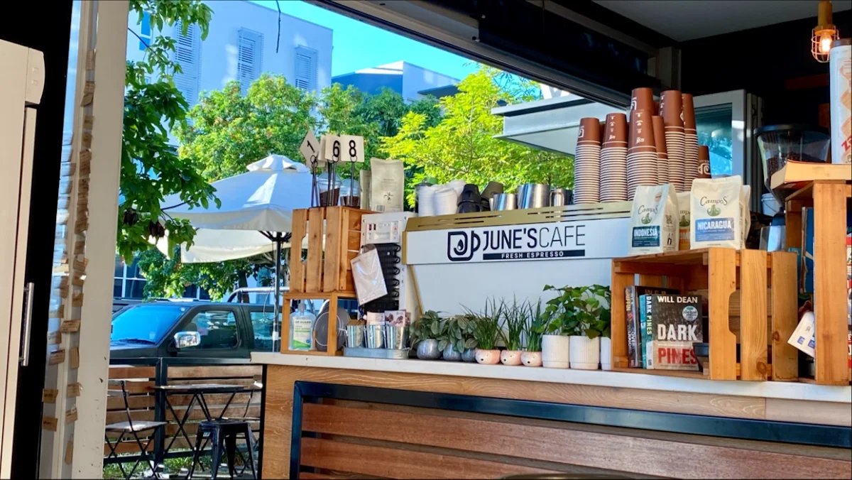 Vibe, June's Cafe