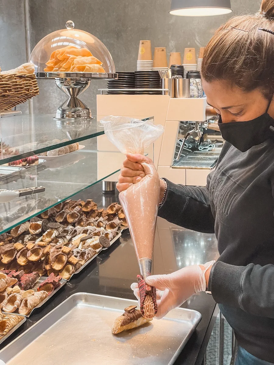 Vibe, Yummy Cannoli