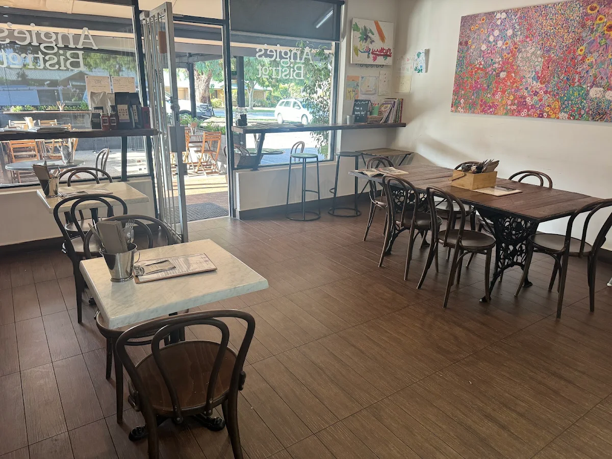 Vibe, Angie's Bistrot