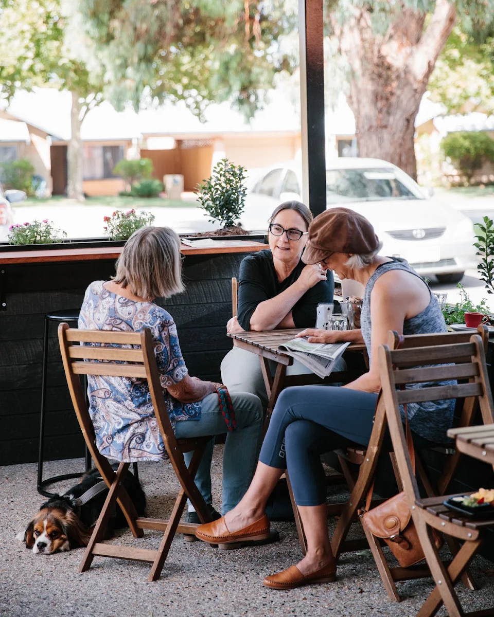 Vibe, Angie's Bistrot