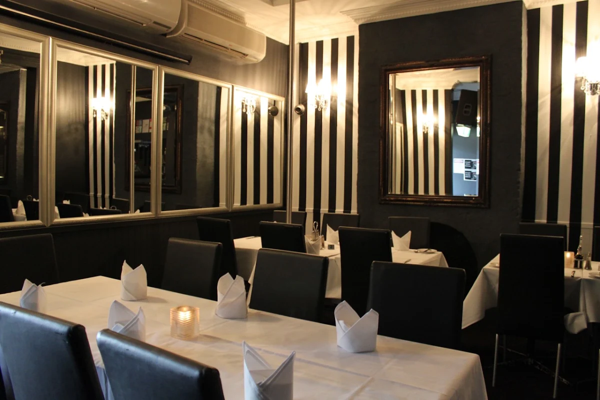 Vibe, Twin Peeks Lingerie Restaurant