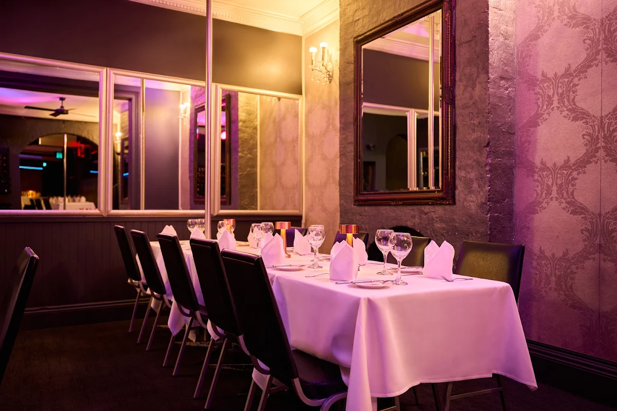 Vibe, Twin Peeks Lingerie Restaurant