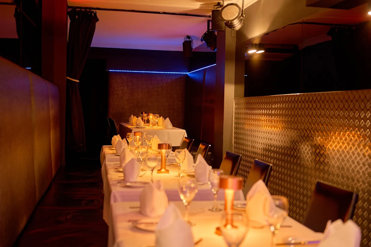 Vibe, Twin Peeks Lingerie Restaurant