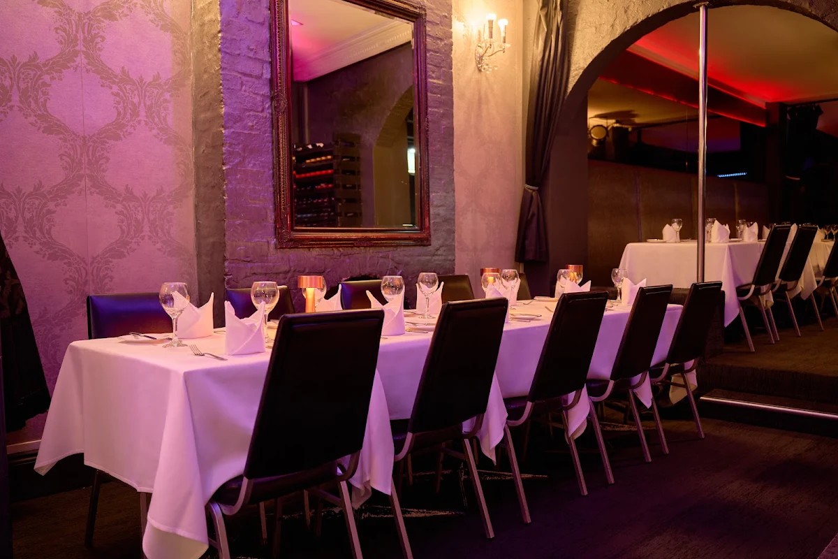 Vibe, Twin Peeks Lingerie Restaurant
