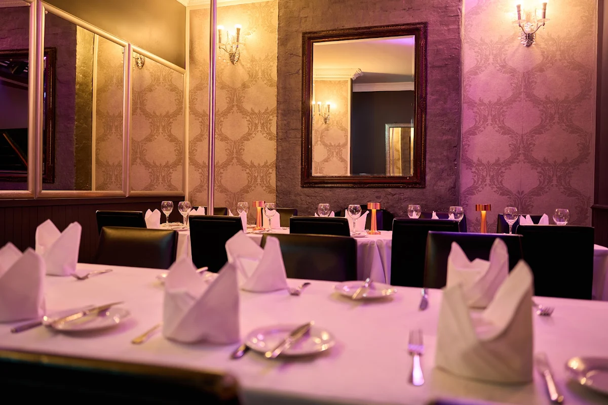 Vibe, Twin Peeks Lingerie Restaurant
