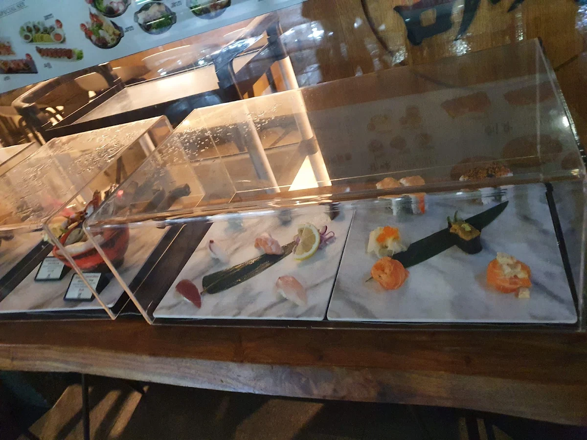 Vibe, Makoto Sushi Bar
