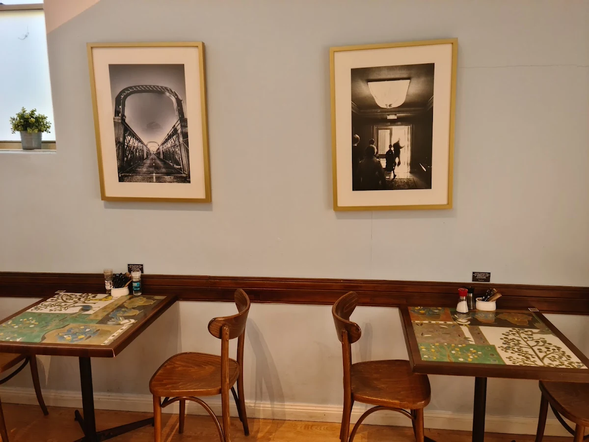Vibe, Cafe Jolie