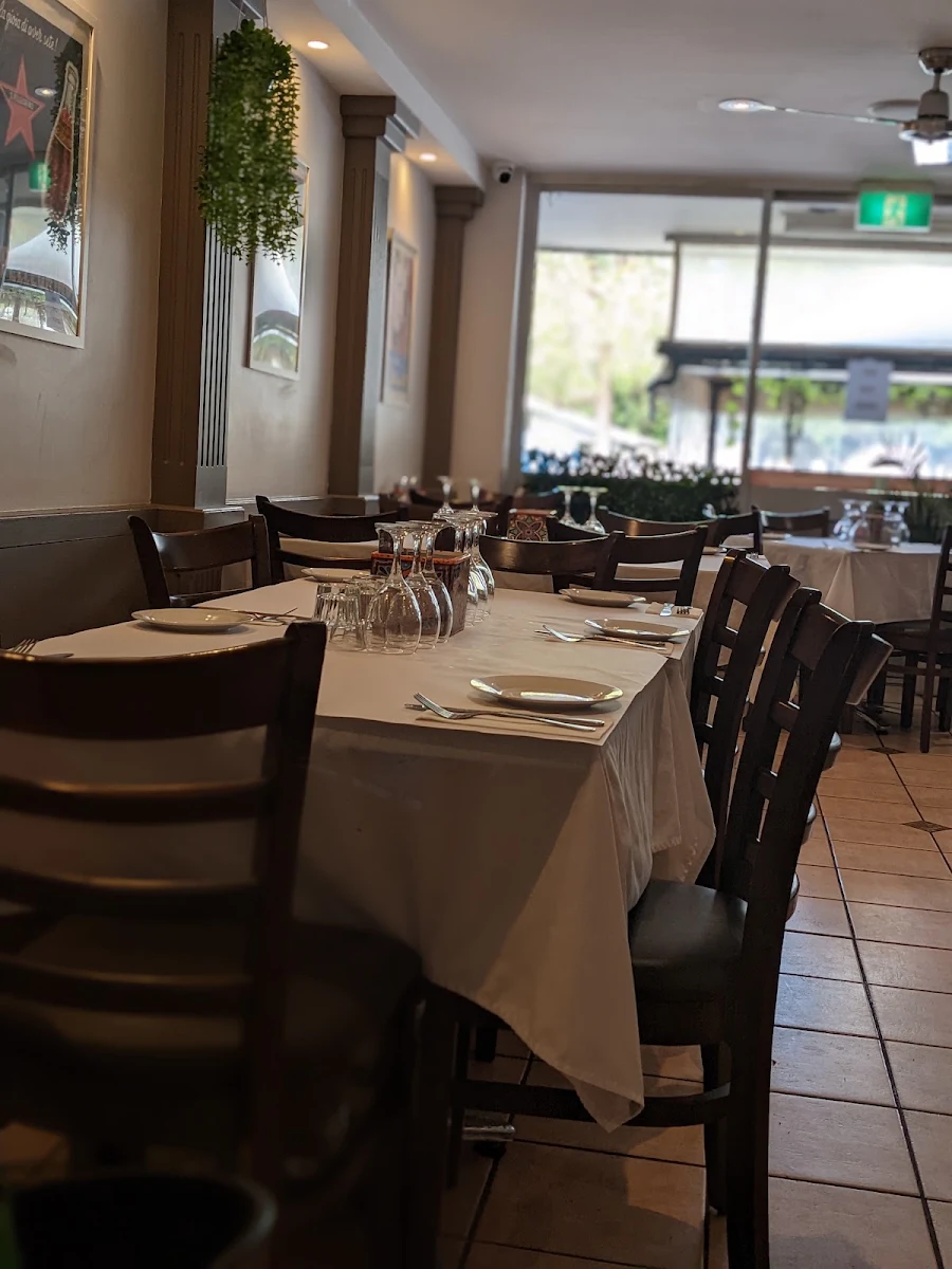Vibe, Mano's Italian Restaurant