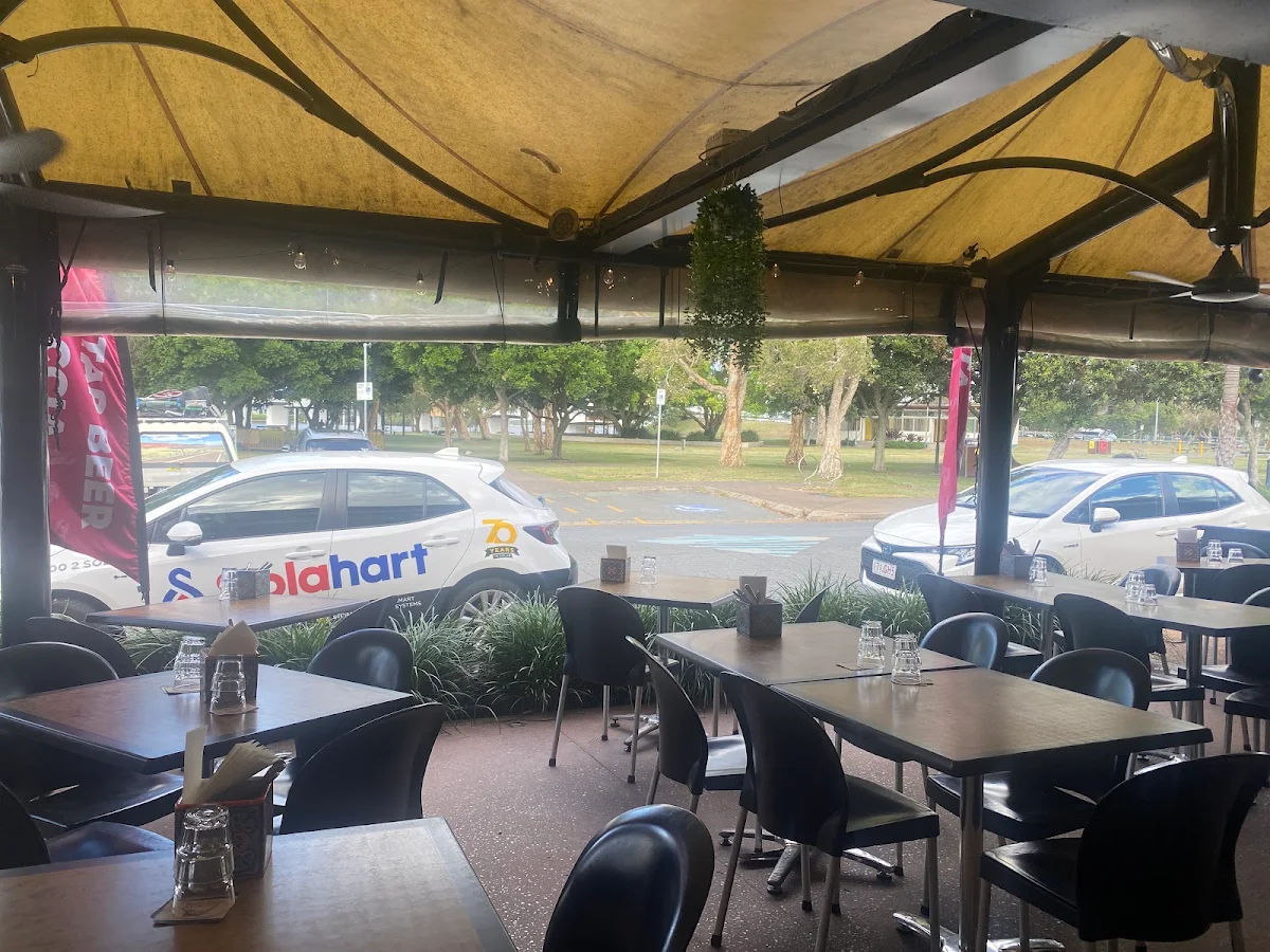 Vibe, Mano's Italian Restaurant