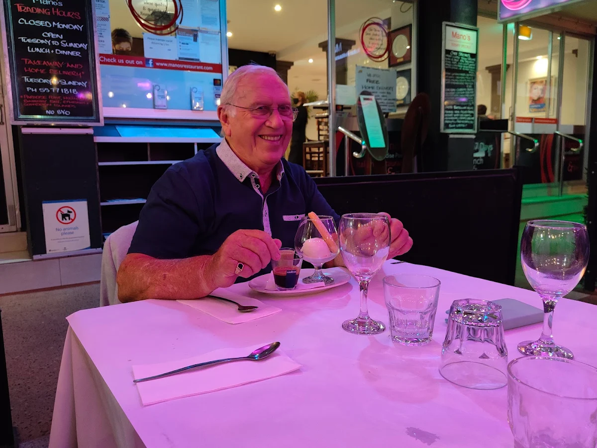 Vibe, Mano's Italian Restaurant