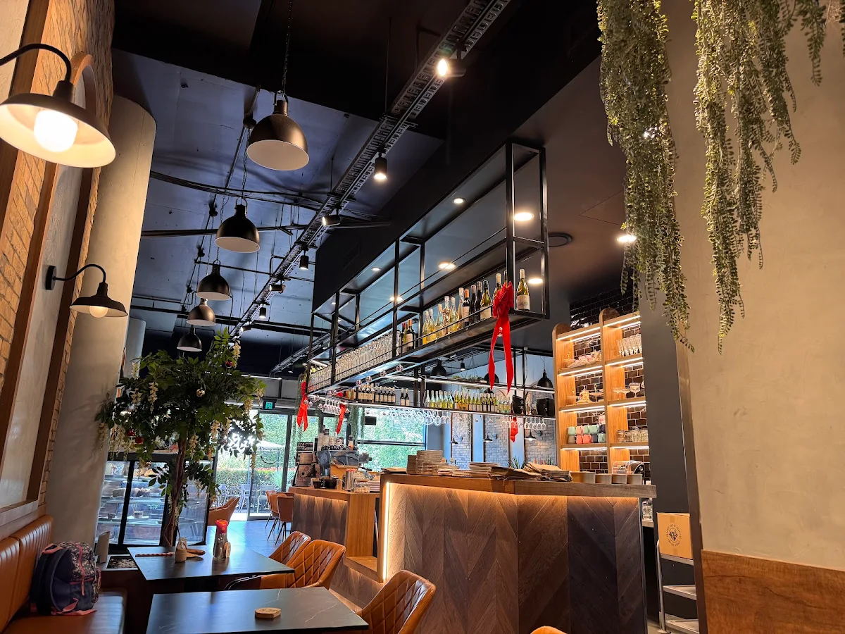 Vibe, Lexi's Cafe & bar