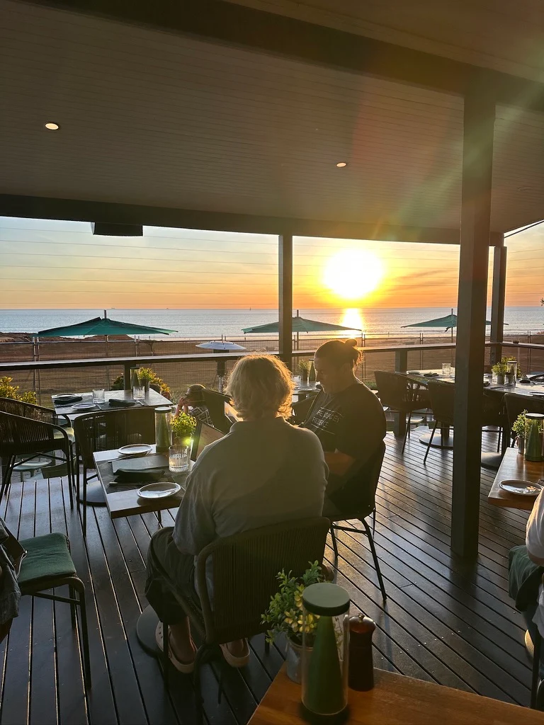 Vibe, Sunset Bar & Grill