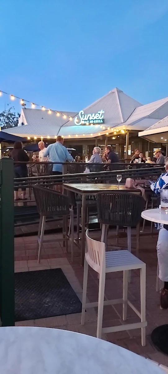 Vibe, Sunset Bar & Grill