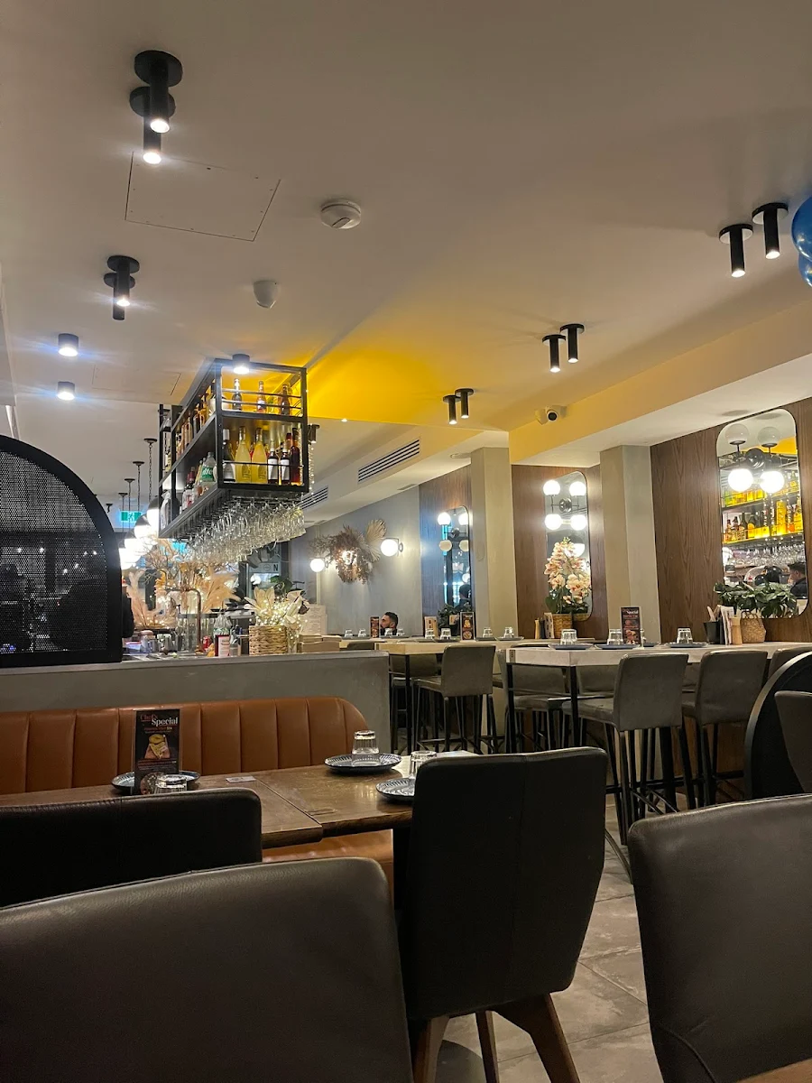 Vibe, La Piazza Wood-fired Pizzeria and Restaurant