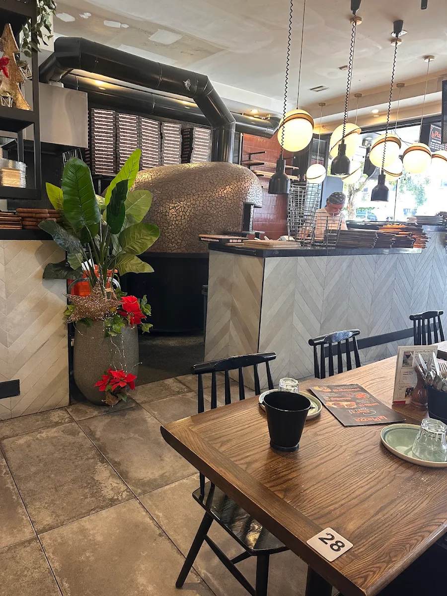 Vibe, La Piazza Wood-fired Pizzeria and Restaurant