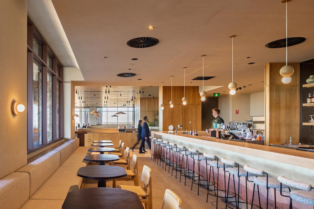 Vibe, Kutjera Restaurant & Bar