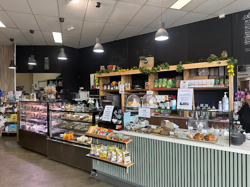 4 Cousins Café