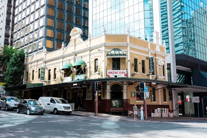 Rag & Famish Hotel