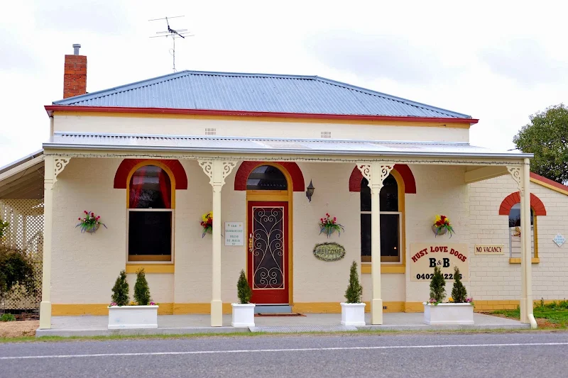 Must Love Dogs Bed & Breakfast & self contained cottage