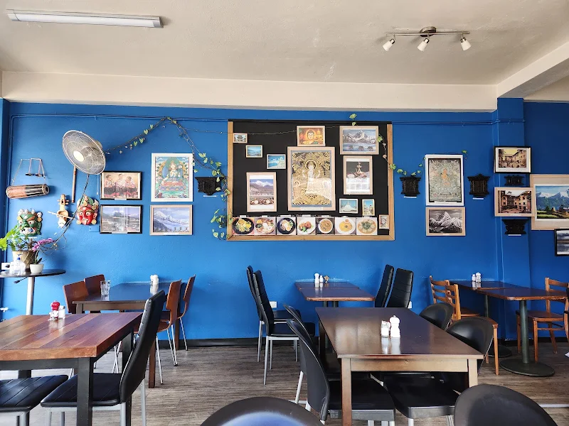 Luniva MoMo Cafe Restaurant