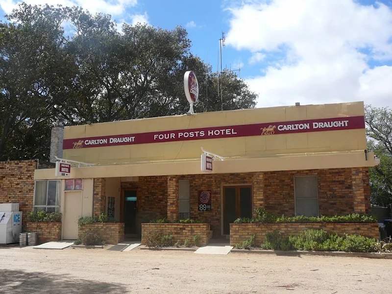 Four Posts Hotel - Jarklin Pub