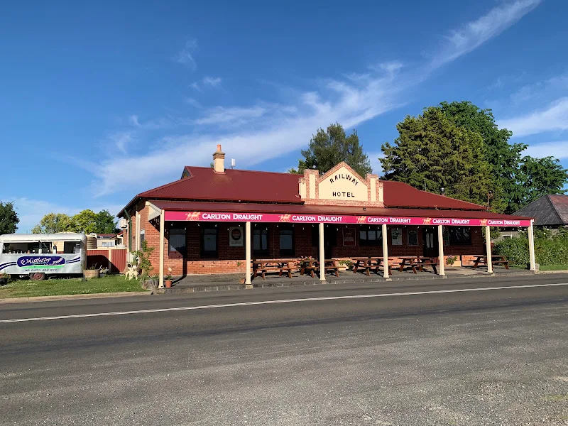 Railway Hotel Spring Hill - Pub & Accommodation