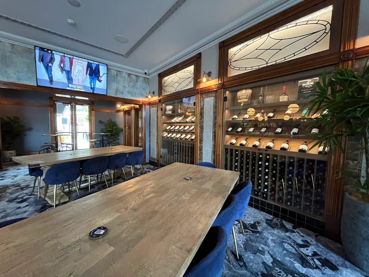 Vibe, Oatley Hotel