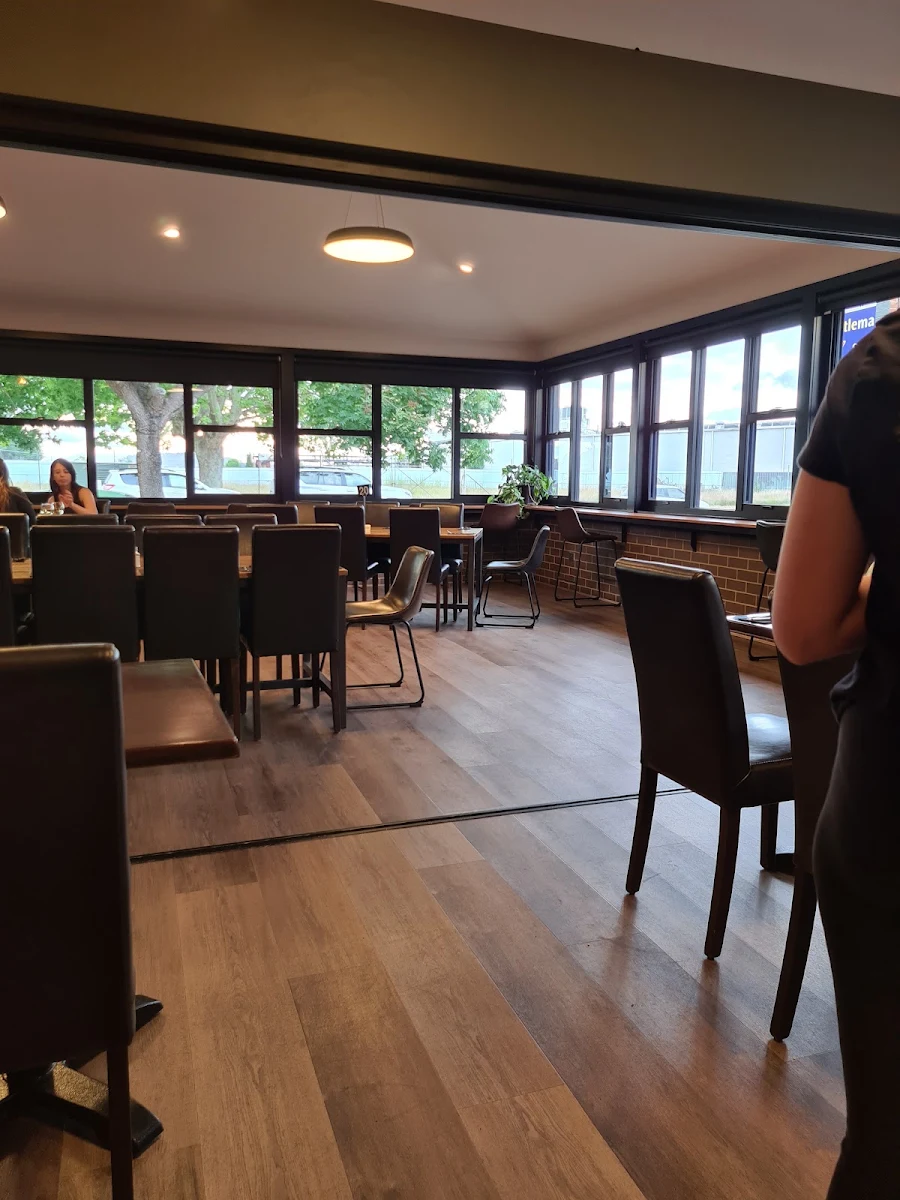 Vibe, Railway Tavern