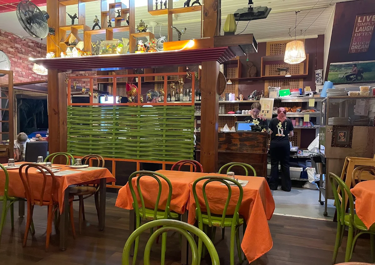 Vibe, Cafe de Orient