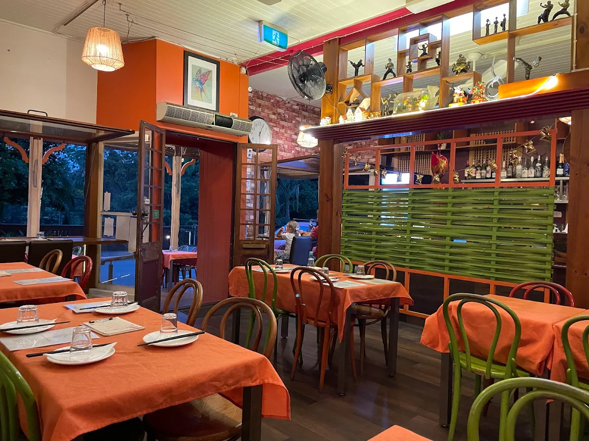 Vibe, Cafe de Orient