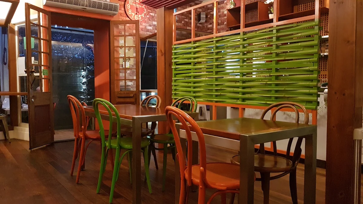 Vibe, Cafe de Orient