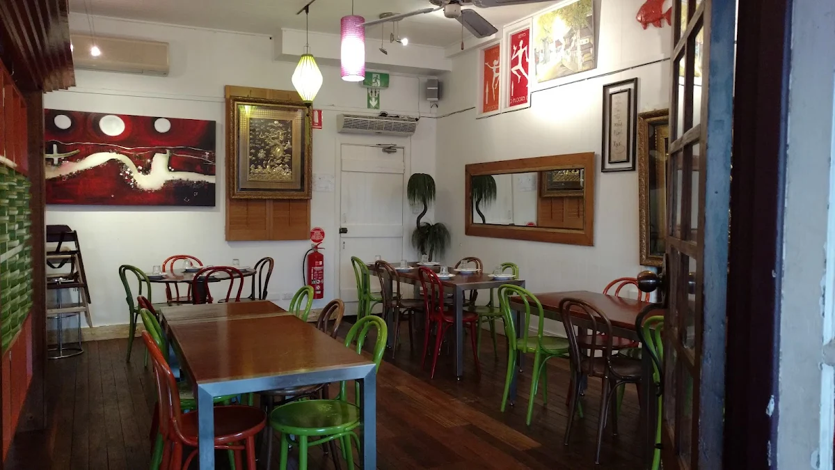 Vibe, Cafe de Orient
