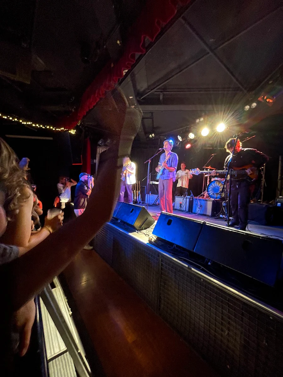 Vibe, Corner Hotel