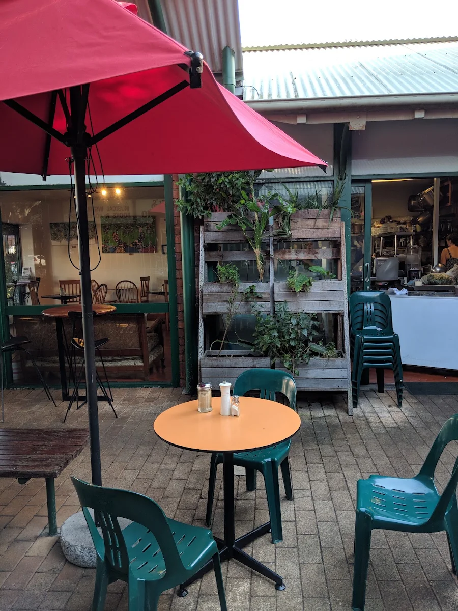 Vibe, Lulu's Cafe