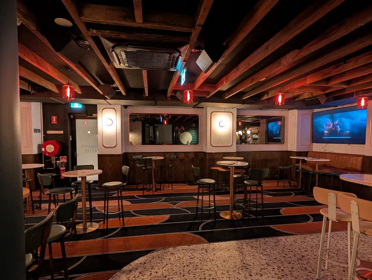 Vibe, Pennys Hotel