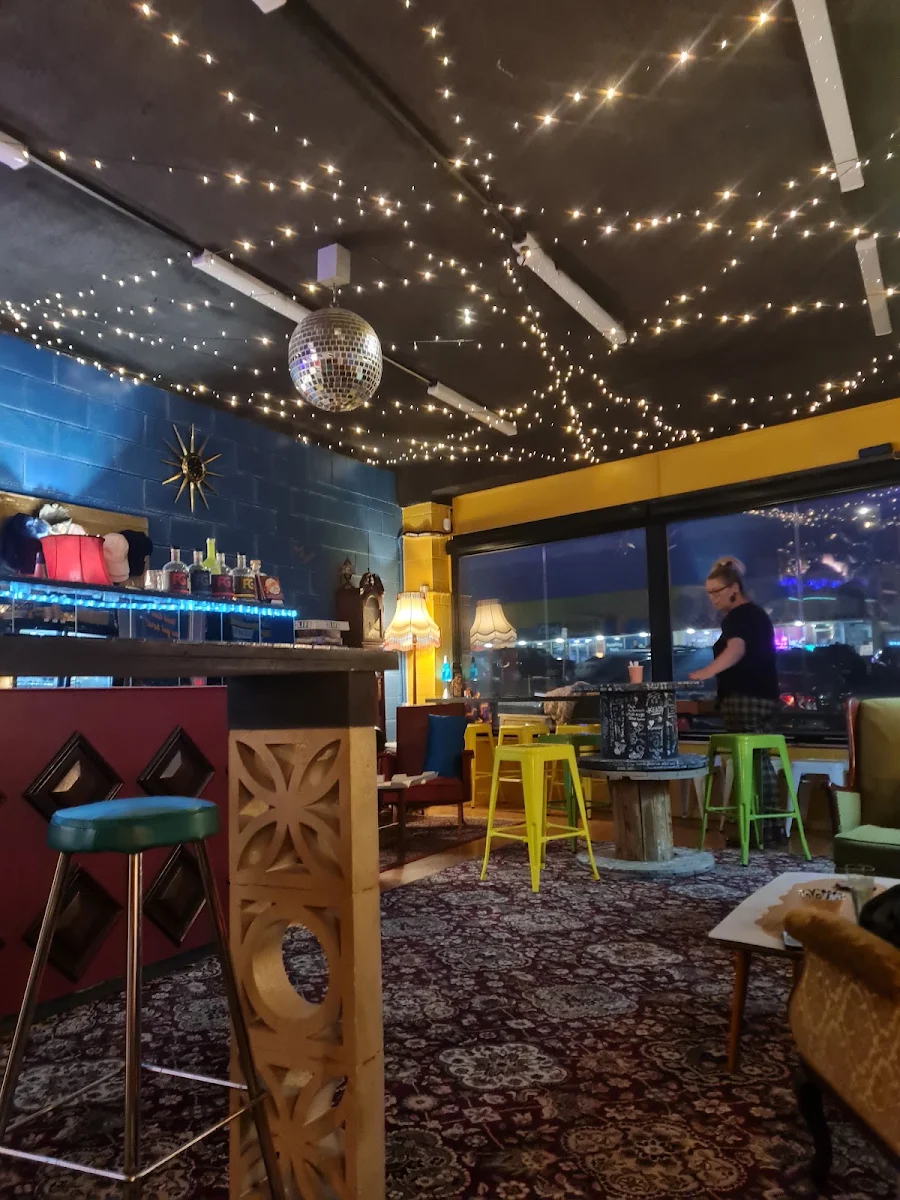 Vibe, Boomers Bar and Kitchen
