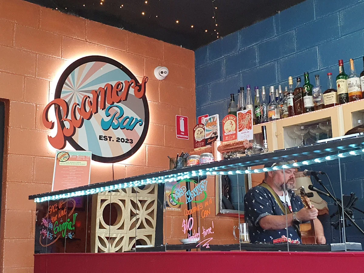 Vibe, Boomers Bar and Kitchen