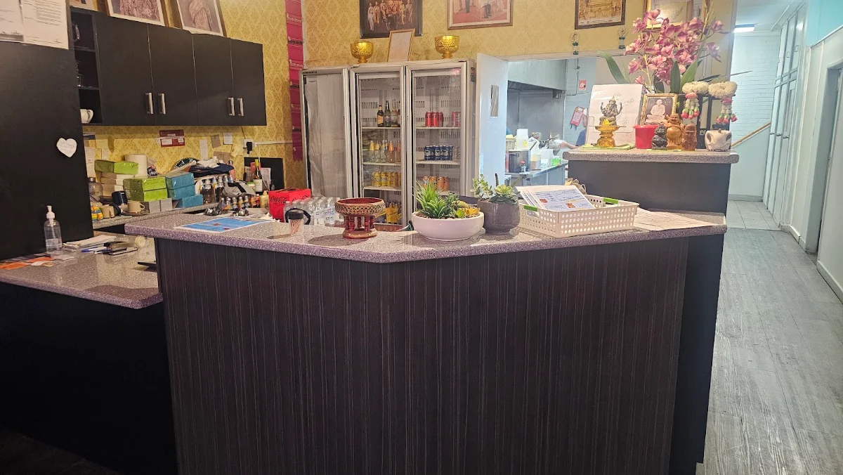 Vibe, Dee's Vintage Thai Restaurant
