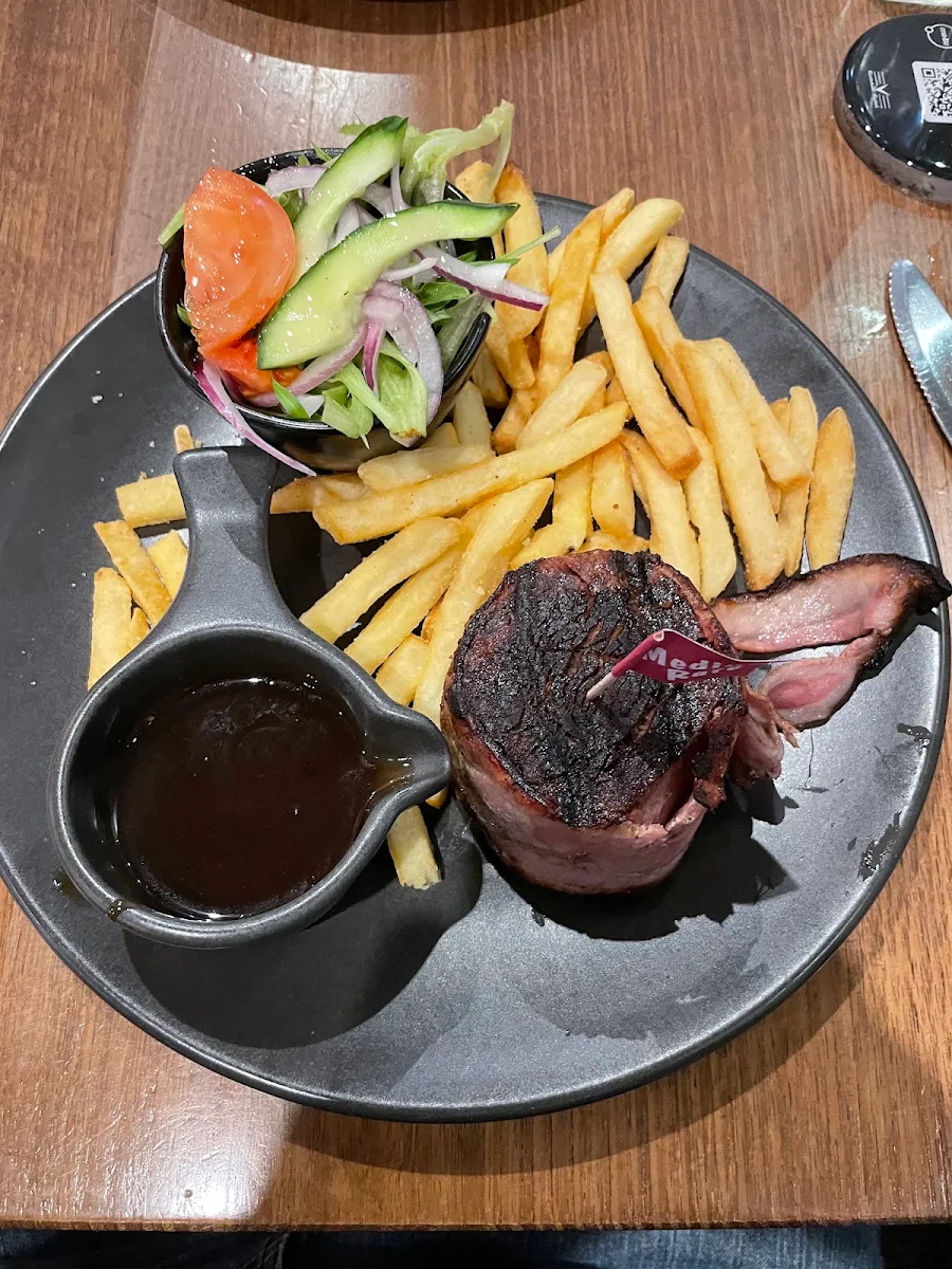 Food & drink, Victoria Hotel
