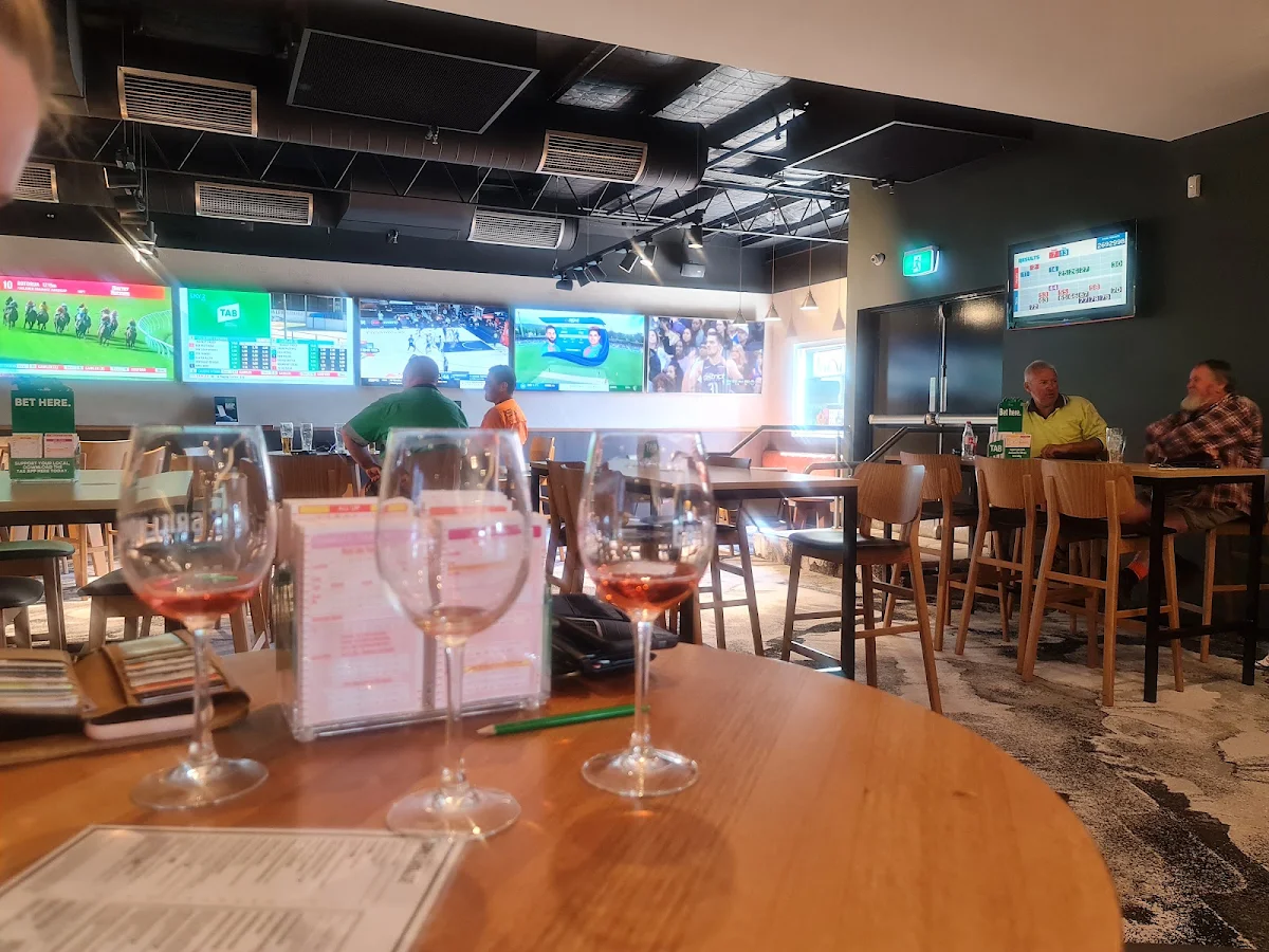 Vibe, Victoria Hotel
