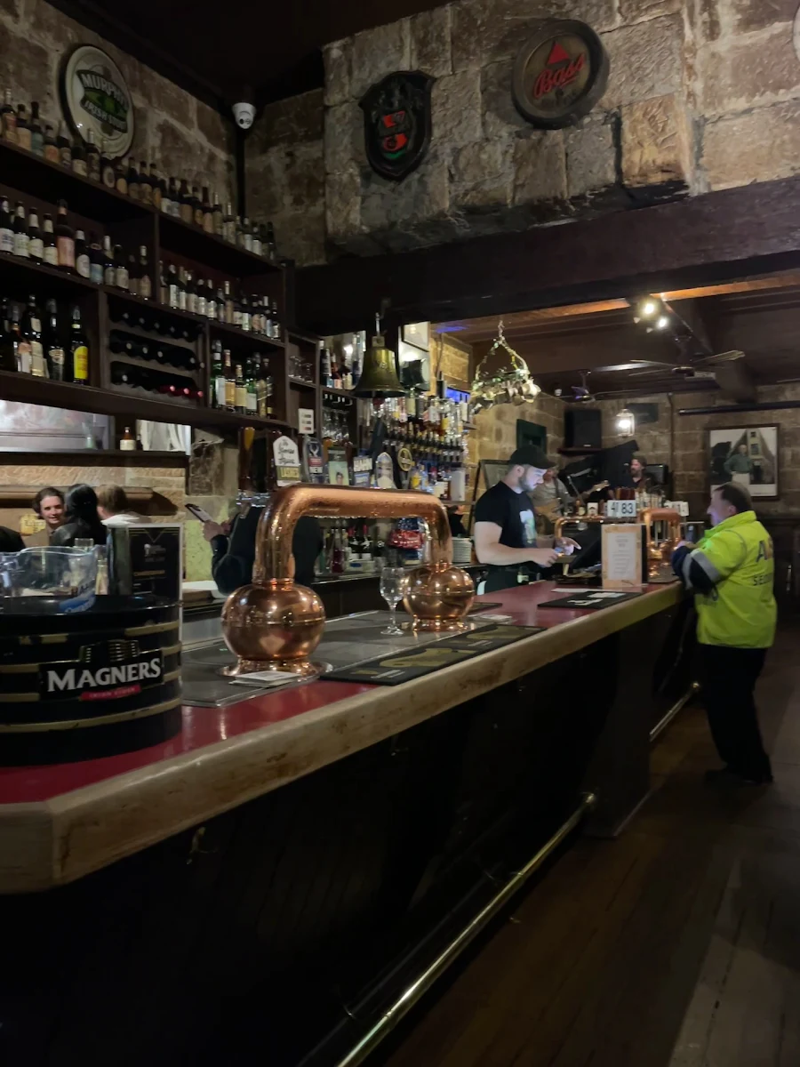 Vibe, The Hero of Waterloo Hotel