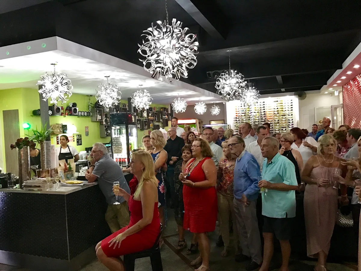 Vibe, 2quench cafe & cocktail lounge bar