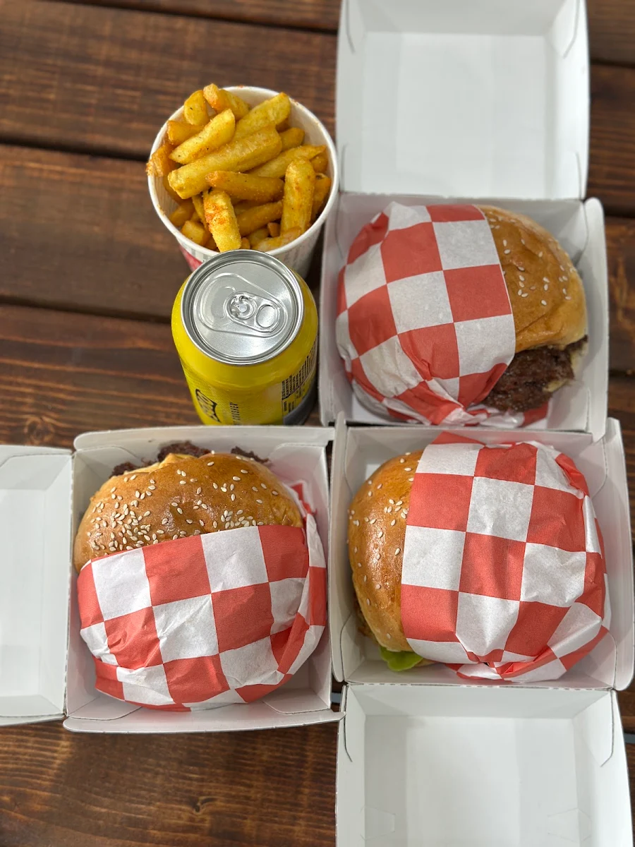 Food & drink, Plus2Burgers